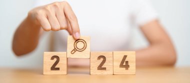 2024 blok ve büyüteç simgesi. SEO, Arama Motoru İyimserleştirme, işe alım, Reklam, Fikir, Strateji, Pazarlama, Anahtar Sözcük, İçerik ve Yeni Yıl Başlangıç kavramları