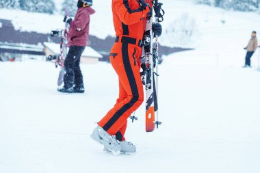 İnsanlar kış mevsiminde Kayak ve Snowboard oynuyorlar. Kar kış etkinliği konsepti