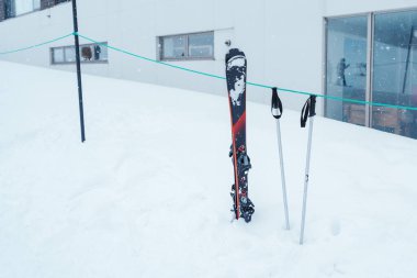 Kış mevsiminde kayak malzemeleri. Kar kış etkinliği konsepti