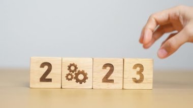 2024 blok ve vites simgesi. İş Süreci, Takım Çalışması, Hedef, Çözünürlük, Strateji, Plan, Eylem, motivasyon, değişim, beyin fırtınası ve Yeni Yıl Kavramları