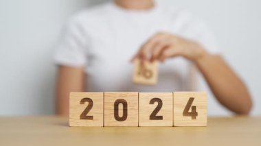 2024 blok ve vites simgesi. İş Süreci, Takım Çalışması, Hedef, Çözünürlük, Strateji, Plan, Eylem, motivasyon, değişim, beyin fırtınası ve Yeni Yıl Kavramları