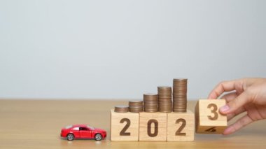 2023 'te araba modeli, para yığını ve otomobil vergisi ile 2024 yıllık bloğa geçiş. Para Tasarruf, Araba Sigortası, Finans, Araç Tamir ve Bakım ve Yeni Yıl Konsepti