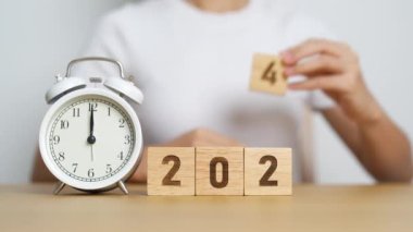 Klasik çalar saatle ve 2023 'ü 2024 bloğa çevirerek mutlu yıllar. Noel, Yeni Başlangıç, Çözüm, Geri sayım, Hedefler, Planlar, Eylem ve Motivasyon Konsepti