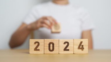 Dart tahtası simgesiyle 2023 yılı 2024 yıllığına değiştirdi. Hedef, Hedef, Çözünürlük, Strateji, Plan, Eylem, Görev, Motivasyon ve Yeni Yıl Başlangıç kavramları
