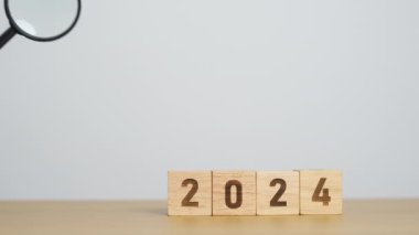 2024 blok, büyüteçle. SEO, Arama Motoru İyimserleştirme, işe alım, Reklam, Fikir, Strateji, Pazarlama, Anahtar Sözcük, İçerik ve Yeni Yıl Başlangıç kavramları