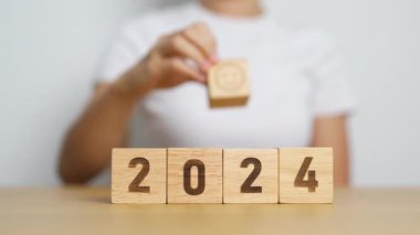 2024 blokla gülümse. Memnuniyet, geri bildirim, eleştiri, akıl sağlığı, ekolojik sürdürülebilir ve mutlu yıllar konsepti