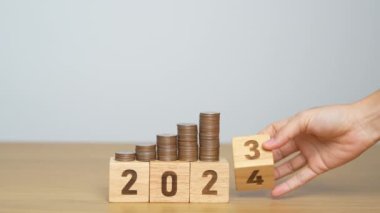 Madeni paralarla 2024 yıllık blok. Para, Bütçe, vergi, yatırım, finans, tasarruf ve Yeni Yıl Çözüm kavramları