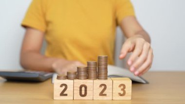 Madeni paralarla 2024 yıllık blok. Para, Bütçe, vergi, yatırım, finans, tasarruf ve Yeni Yıl Çözüm kavramları