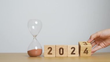 2024 'te masada kum saati vardı. Çözüm, zaman, plan, hedef, motivasyon, yeniden başlatma, geri sayım ve yeni yıl tatili kavramları