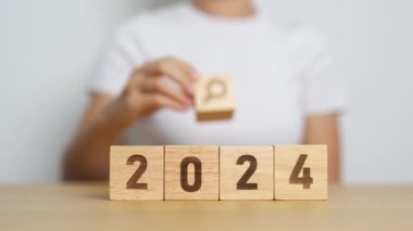 2024 blok ve büyüteç simgesi. SEO, Arama Motoru İyimserleştirme, işe alım, Reklam, Fikir, Strateji, Pazarlama, Anahtar Sözcük, İçerik ve Yeni Yıl Başlangıç kavramları