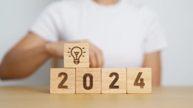 İş başarısı, hedef, strateji, hedef, görev, eylem, hedef, hedef, takım çalışması, plan, fikir ve yeni yıl başlangıcı kavramına sahip 2024 tahta blok