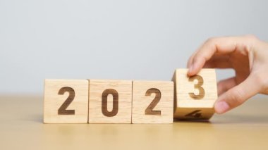 2023 'ten 2024' e kadar değişin. hedef, çözüm, strateji, plan, başlangıç, bütçe, misyon, eylem, motivasyon ve yeni yıl kavramları
