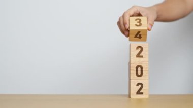 2023 'ten 2024' e kadar değişin. hedef, çözüm, strateji, plan, başlangıç, bütçe, misyon, eylem, motivasyon ve yeni yıl kavramları