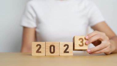 2023 'ten 2024' e kadar değişin. hedef, çözüm, strateji, plan, başlangıç, bütçe, misyon, eylem, motivasyon ve yeni yıl kavramları