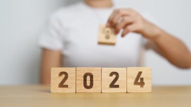 Ampulle birlikte 2024 blok. İş Fikri, Yaratıcı, Düşünme, Beyin Fırtınası, Hedef, Çözünürlük, Strateji, Plan, Eylem, Değişim ve Yeni Yıl Kavramları