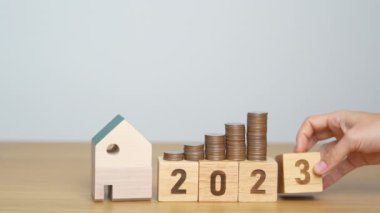 2023 ev modeli ve madeni para destesiyle 2024 yıllığına gidiyor. gayrimenkul, konut kredisi, vergi, yatırım, mortgage, finans, tasarruf ve yeni yıl kararı kavramları