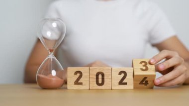2024 'te masada kum saati vardı. Çözüm, zaman, plan, hedef, motivasyon, yeniden başlatma, geri sayım ve yeni yıl tatili kavramları