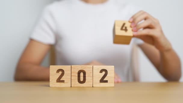 Mano Celebración 2024 Bloque Año Mesa Meta Resolución Estrategia Plan — Vídeo de stock