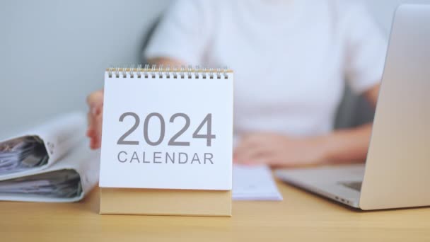 2024 Jahreskalender Auf Dem Tisch Mit Geschäftsfrau Laptop Countdown Frohes — Stockvideo