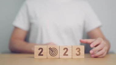 Dart tahtası simgesiyle 2023 yılı 2024 yıllığına değiştirdi. Hedef, Hedef, Çözünürlük, Strateji, Plan, Eylem, Görev, Motivasyon ve Yeni Yıl Başlangıç kavramları