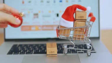 Christmas Online Alışveriş konsepti. Dizüstü bilgisayarında alışveriş arabası olan kutular. Noel ve Yeni Yıl tatili, ekom, nakliye teslimatı, lojistik ve Siber Pazartesi boyunca indirim