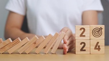 2024 yılında masaya düşen engeller, Risk Yönetimi, durgunluk, iş finans, Çözüm, strateji, hedef, Yeni Yıl planlama ve enflasyon ekonomisi kavramları