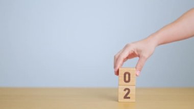 Dart tahtası simgesiyle 2024 yıllık blok. Hedef, Hedef, Çözünürlük, Strateji, Plan, Eylem, Görev, Motivasyon ve Yeni Yıl Başlangıç kavramları