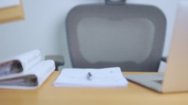 2024 Yıllık Takvim dizüstü bilgisayar kullanan bir iş kadınıyla masada. Geri sayım, Mutlu Yıllar, Çözünürlük, Hedefler, Plan, Eylem, Görev ve Mali Konsept