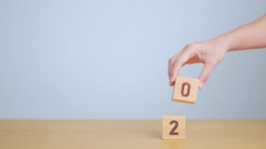 2024 blokla gülümse. Memnuniyet, geri bildirim, eleştiri, akıl sağlığı, ekolojik sürdürülebilir ve mutlu yıllar konsepti