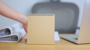 2024 Yıllık Takvim dizüstü bilgisayar kullanan bir iş kadınıyla masada. Geri sayım, Mutlu Yıllar, Çözünürlük, Hedefler, Plan, Eylem, Görev ve Mali Konsept