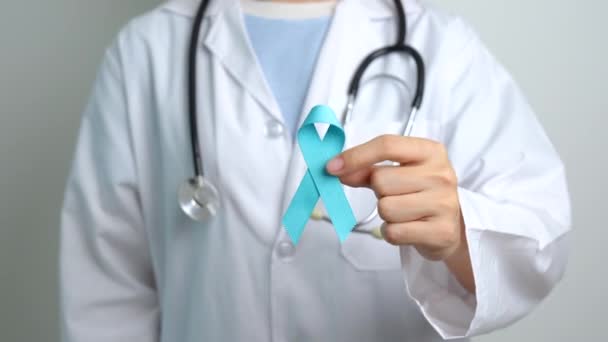 蓝色11月前列腺癌意识月 医生与蓝色带在医院支持人的生命和疾病 医疗保健 国际男子 糖尿病和世界癌症日 — 图库视频影像
