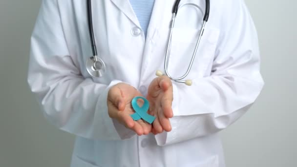 Blauer November Prostatakrebs Aufklärungsmonat Arzt Mit Blauem Band Krankenhaus Zur — Stockvideo