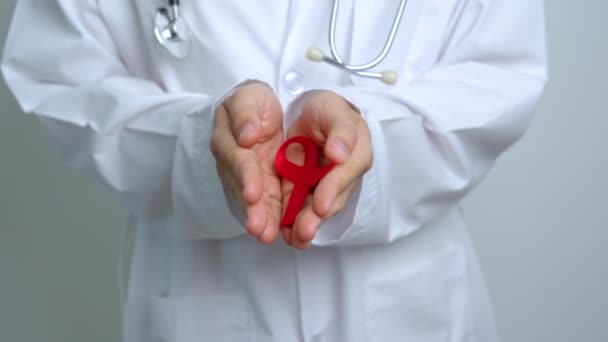 Médico Con Cinta Roja Para Día Mundial Del Sida Diciembre — Vídeo de stock
