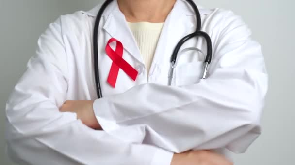 Médico Com Fita Vermelha Para Dia Mundial Aids Dezembro Síndrome — Vídeo de Stock