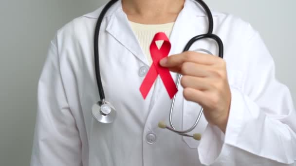 Läkare Med Red Ribbon För December Världsaidsdagen Förvärvat Immunbristsyndrom Multipelt — Stockvideo