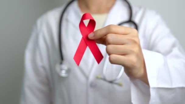 Läkare Med Red Ribbon För December Världsaidsdagen Förvärvat Immunbristsyndrom Multipelt — Stockvideo