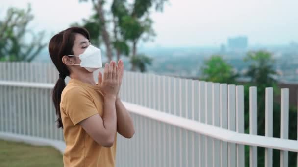 N95呼吸マスクを身に着けている若いアジアの女性は都市の悪い大気汚染に対してPm2 5または粒子状物質を保護し ろ過する 空気品質指数 Aqi 不健康 ヘルスケアの概念 — ストック動画
