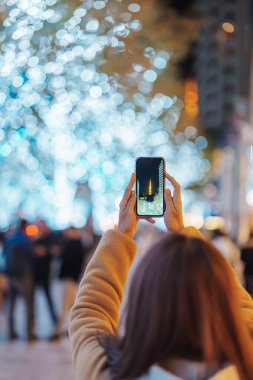 Gezgin Roppongi Hills Noel Aydınlatması 'nı ziyaret ediyor ve Tokyo Kulesi' nde fotoğraf çekiyor. Tokyo, Japonya 'da mutlu bir turist kadın Noel pazarında duruyor. Seyahat, tatil ve kutlama konsepti