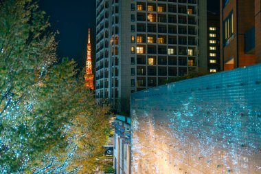 Tokyo Kulesi, Roppongi Hills Noel Aydınlatması ile Tokyo, Japonya 'da Noel pazarını aydınlatıyor ve Tokyo' da turistlerin ilgi odağı oluyor. Tokyo, Japonya, 18 Kasım 2023