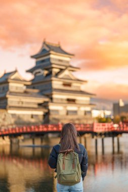 Matsumoto 'da turist ziyareti, mutlu gezginler Matsumoto Kalesi ya da Crow Kalesi' ni geziyor. Matsumoto, Nagano, Japonya 'da turistler için önemli ve popüler. Seyahat ve Tatil kavramı