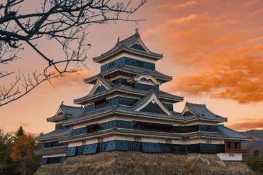 Matsumoto Kalesi ya da Crow Şatosu (sonbaharda), Honshu 'nun en büyük kalelerinden biridir. Matsumoto Şehri, Nagano Bölgesi, Japonya 'da turistlerin uğrak yeri ve popüler.