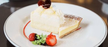 Taze çilek ve çilekli ev yapımı peynirli kek. Sevgililer Günü kutlamaları için tatlı.