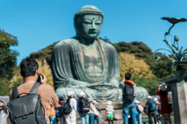 Kamakura, Kanagawa, Japonya 'da turist ziyareti. Mutlu gezginler Büyük Buda heykelini geziyor. Tokyo yakınlarındaki turistler için önemli ve popüler bir yer. Seyahat ve Tatil kavramı