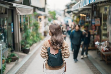 Enoshima Adası, Fujisawa, Kanagawa, Japonya 'da kadın turist ziyareti. Gezginler Enoshima Tapınağı 'nı gezerken mutlu. Tokyo yakınlarındaki turistler için önemli ve popüler bir yer. Seyahat ve Tatil kavramı