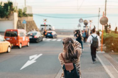 Kamakura, Kanagawa, Japonya 'da kadın turist ziyareti. Gezginler Kamakurakokomae tren istasyonunu gezerken mutlu olsun. Tokyo yakınlarındaki turistler için önemli ve popüler bir yer. Seyahat ve Tatil kavramı