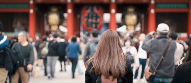 Sensoji Tapınağı 'nı ziyaret eden turist bir kadın veya Asakusa Kannon Tapınağı, Tokyo, Asakusa' da bulunan bir Budist tapınağıdır. Kırmızı fenerde Japonca cümle Şimşek kapısı anlamına gelir.