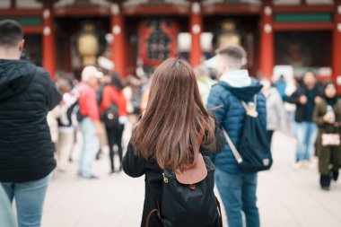 Sensoji Tapınağı 'nı ziyaret eden turist kadın veya Asakusa Kannon Tapınağı, Asakusa' da bulunan bir Budist tapınağıdır. Tokyo, Japonya ve Asya 'daki turistik ve turistik merkezler açısından önemli bir yere sahiptir.