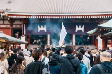 Turistler Sensoji Tapınağı 'nı ziyaret eder veya Asakusa Kannon Tapınağı Asakusa' da bulunan bir Budist tapınağıdır. Tokyo, Japonya ve Asya 'daki turistik ve turistik merkezler açısından önemli bir yere sahiptir.