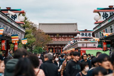 Sensoji ya da Asakusa Kannon Tapınağı, Asakusa 'da bulunan bir Budist tapınağıdır. Tokyo 'nun en renkli ve popüler tapınaklarından biridir. Turistlerin ilgi odağı. Tokyo, Japonya, 18 Kasım 2023