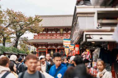 Sensoji ya da Asakusa Kannon Tapınağı, Asakusa 'da bulunan bir Budist tapınağıdır. Tokyo 'nun en renkli ve popüler tapınaklarından biridir. Turistlerin ilgi odağı. Tokyo, Japonya, 18 Kasım 2023